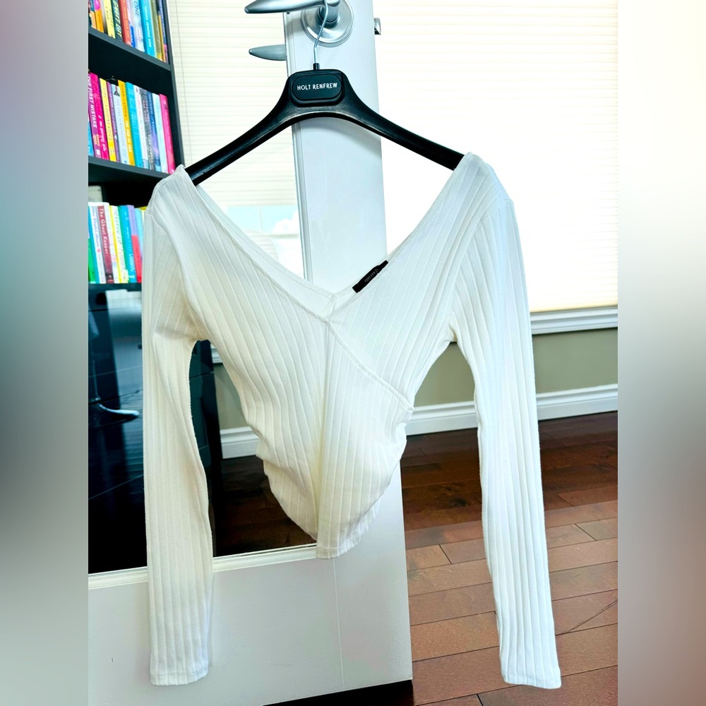 🤍🤍Adorable Deep V Off Shoulder Top